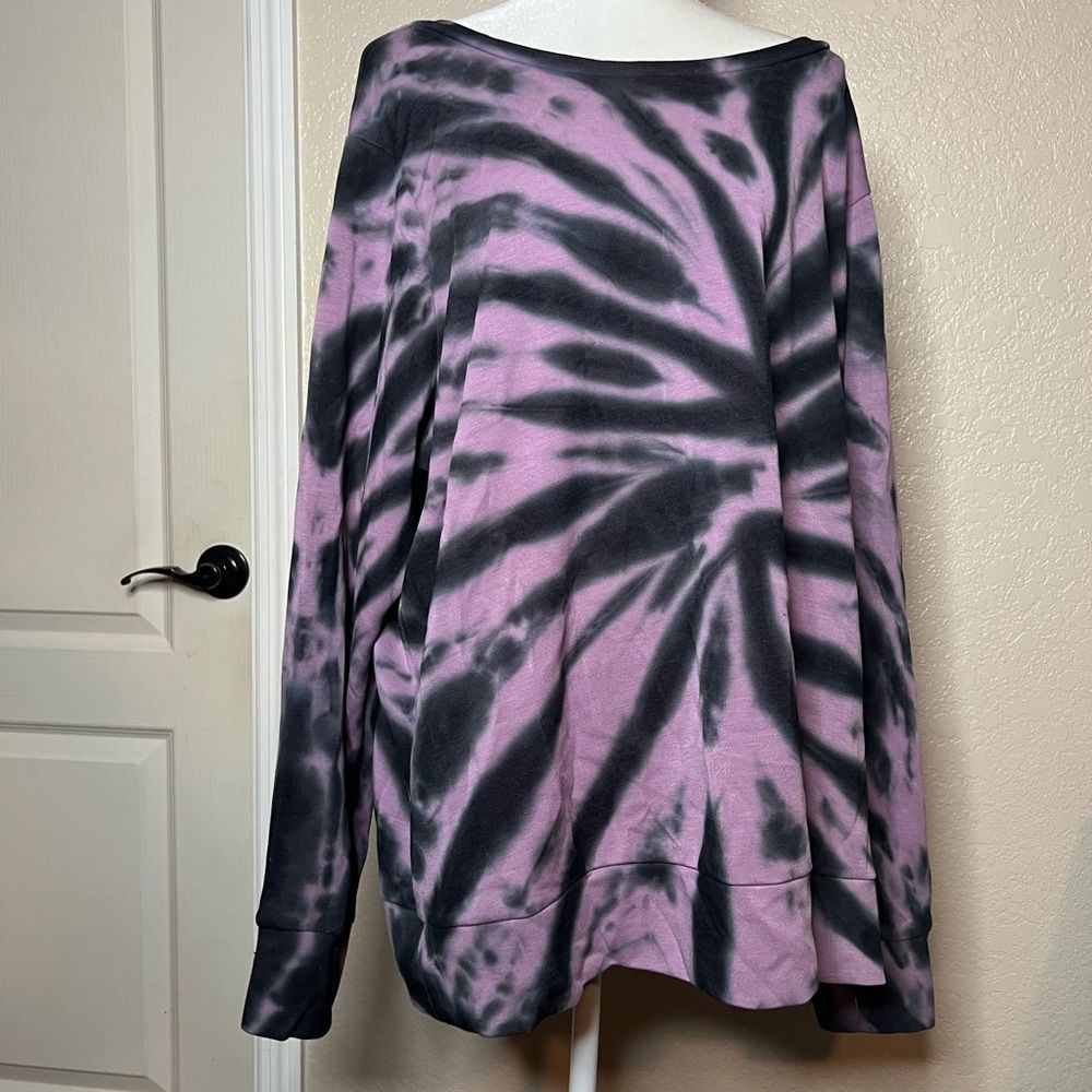 Torrid tie-dye sweatshirt soft material - size 4 - Picture 2 of 6